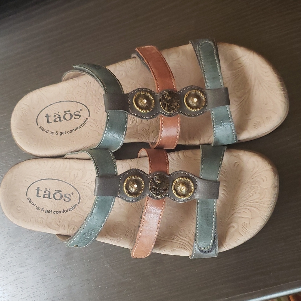 Taos Footwear Women's Prize 4 sandals Teal Multi. Size 8.